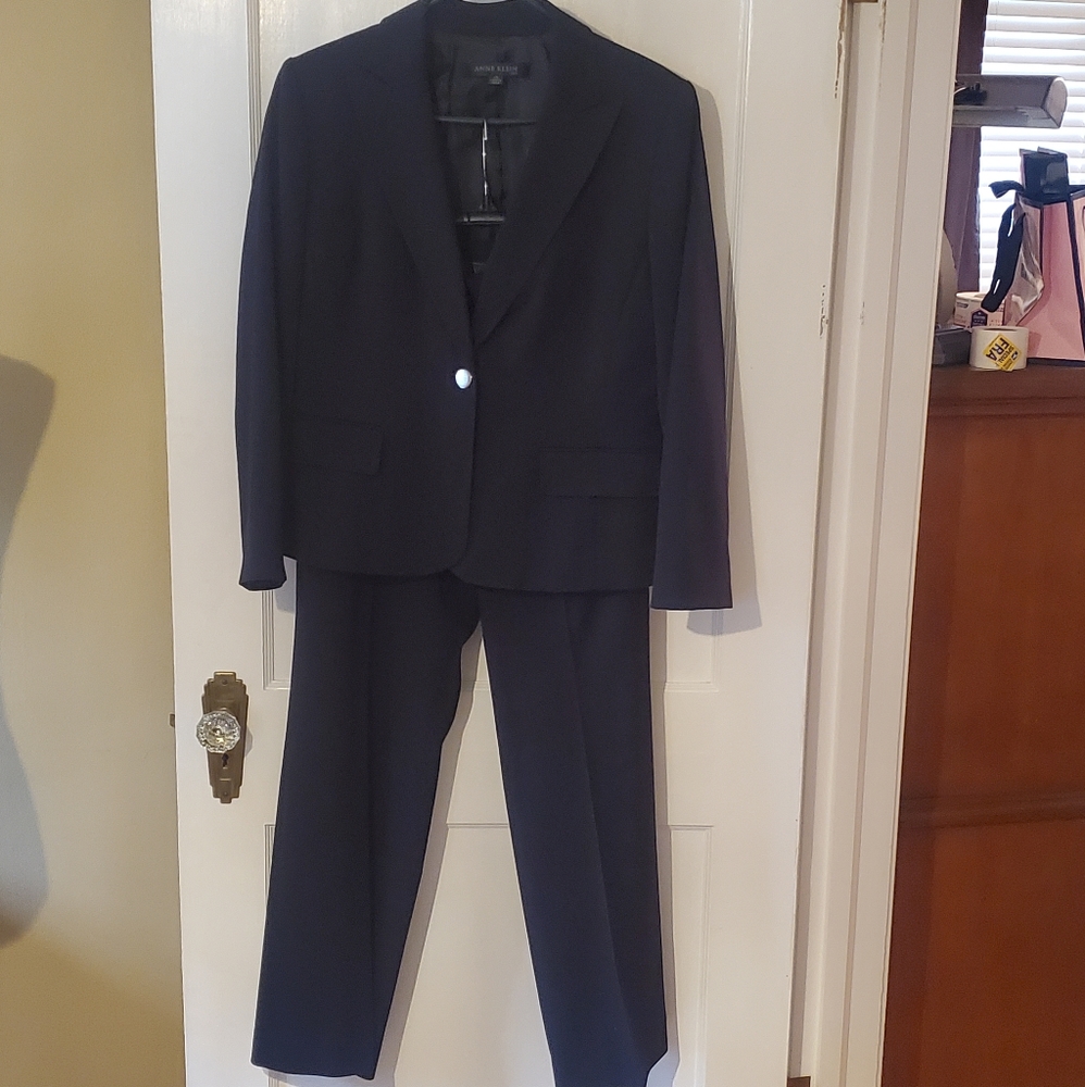 Anne Klein women's 2 piece suit. Navy Blue. Size 10. Petite.
